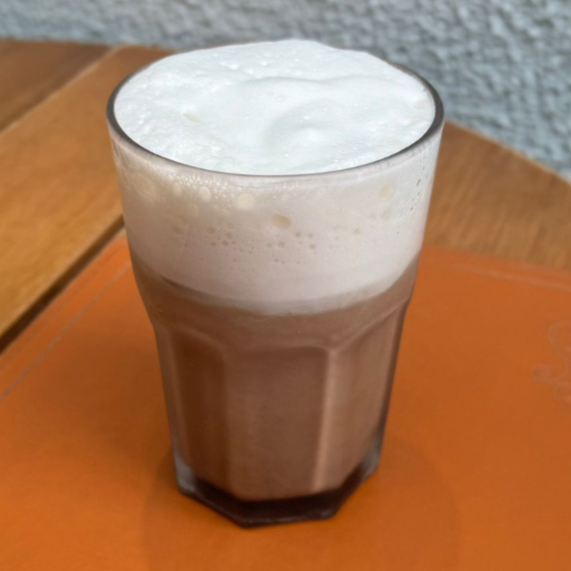 Cacau com pó, leite e café especial espresso - 350ml. Observação: Será fornecido em copo de plástico.