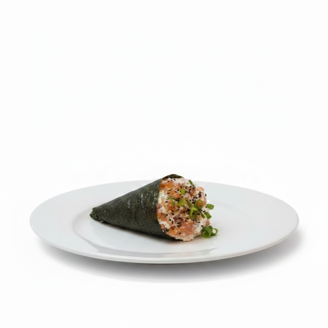 Cone de nory, com saboroso recheio de arroz, cream cheese e pasta de salmão.