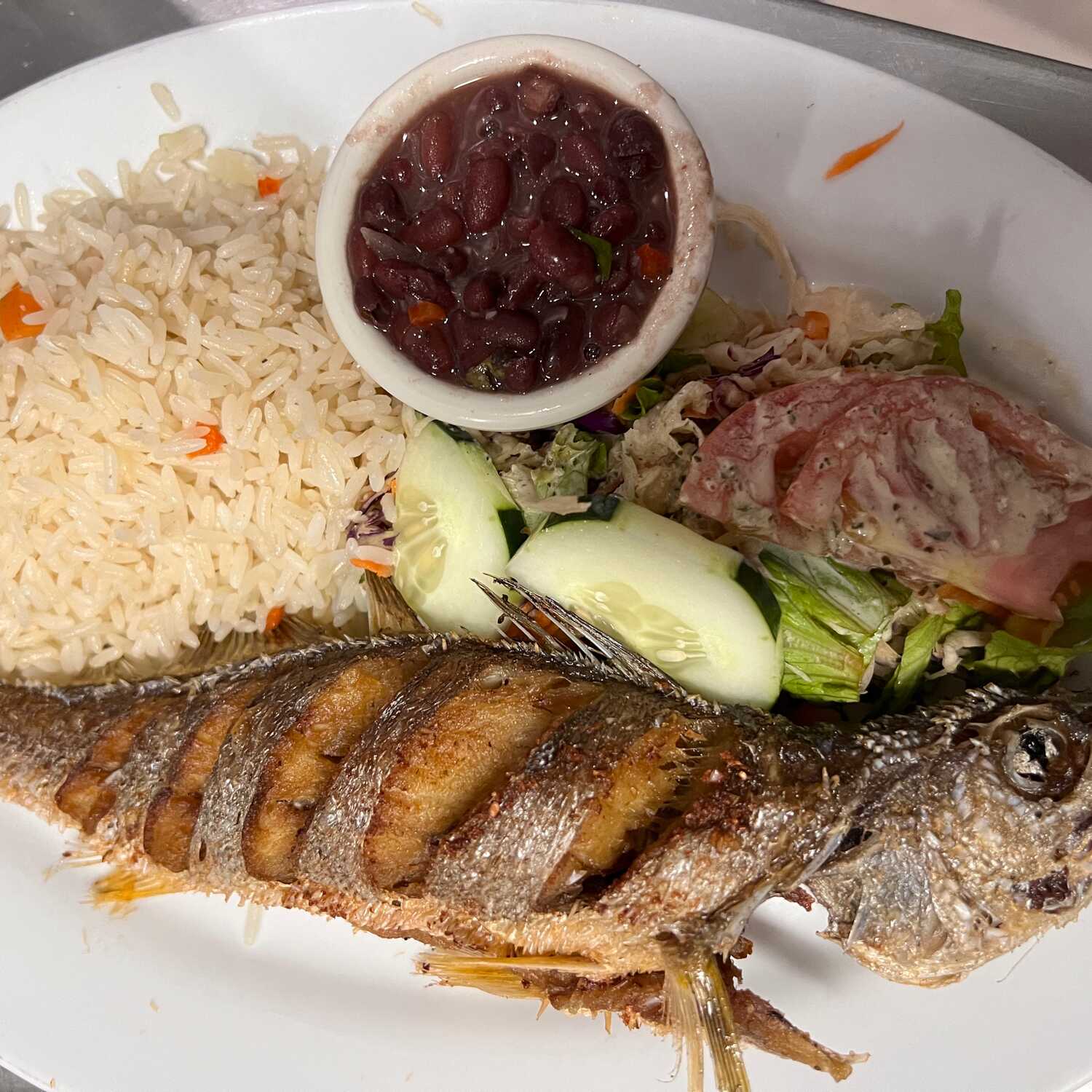Casado con pescado entero