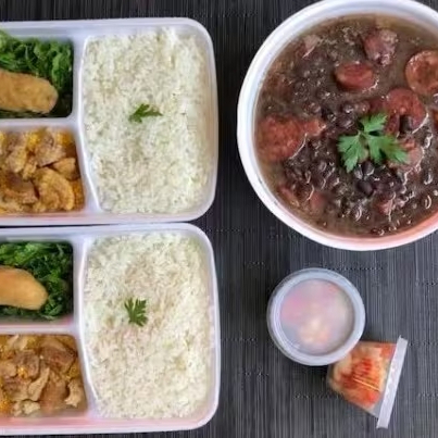 Carne seca, lombinho fresco, costelinha suína e linguiças calabresa e paio, todos com corte magro. Essa iguaria é acompanhada de arroz branco soltinho, couve refogada na manteiga, crocante torresmo, banana empanada crocante por fora e macia por dentro, e uma irresistível farofa preparada por nosso chef, com bacon. O prato é servido em um pote de 1 litro e 2 bandejas, perfeito para compartilhar (se