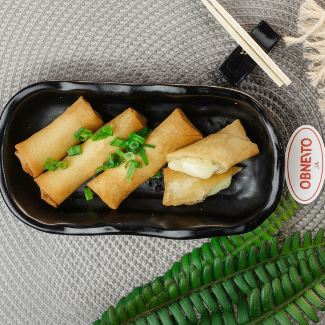 Experimente o nosso delicioso pastelzinho Harumaki de camarão cremoso, a massa leve e fina combina a crocância irresistível junto com seu recheio suave e saboroso.