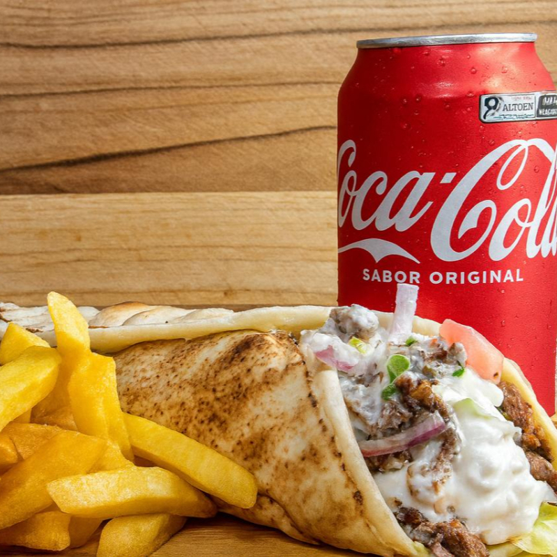 Pão sírio, iscas de carne e frango bem temperado e macio, tomate, alface, cebola roxa e um delicioso molho de alho artesanal.