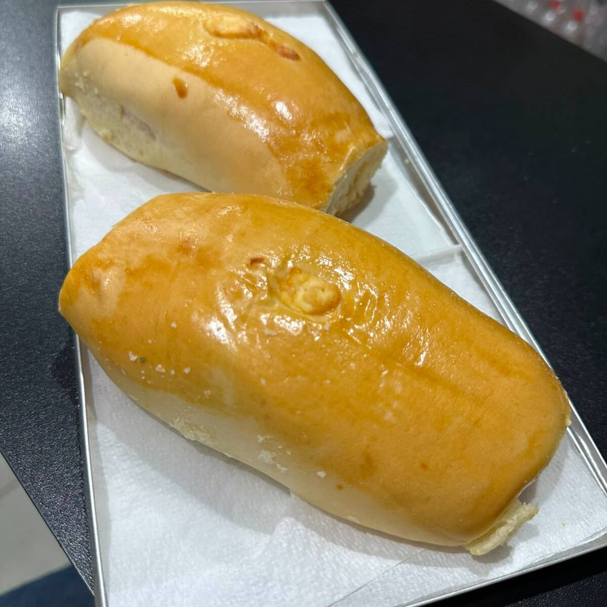 Massa leve e macia, recheado com pressunto, mussarela e um toque de catupiry.
