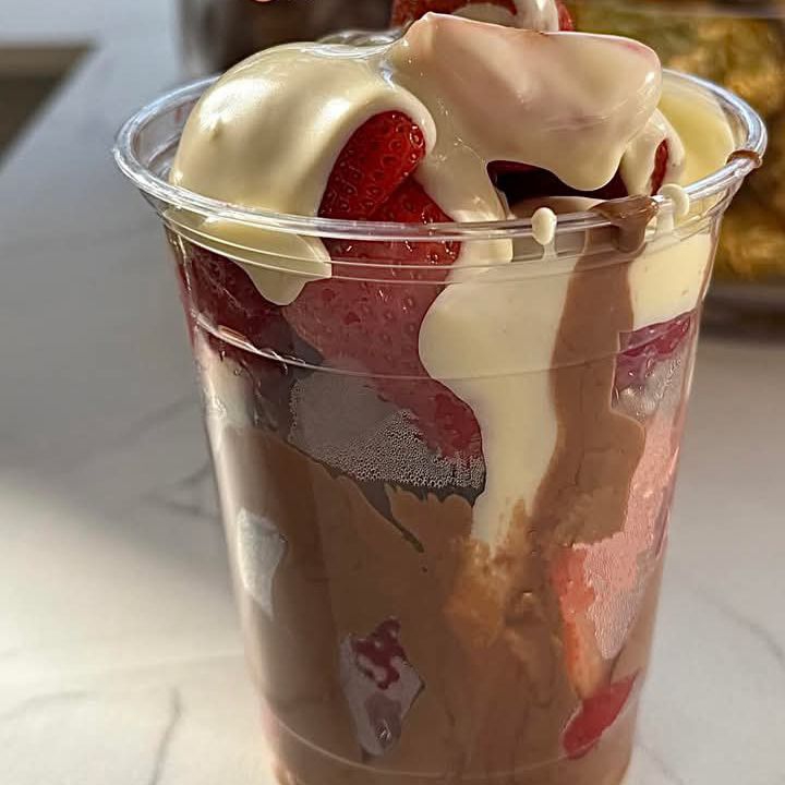 Vaso de 10oz con fresas, crema y nutella