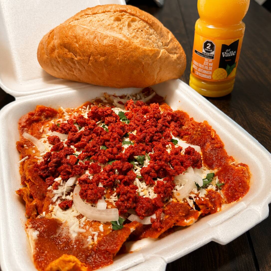 Chilaquiles Rojos C/Chorizo + Bolillo + Jugo