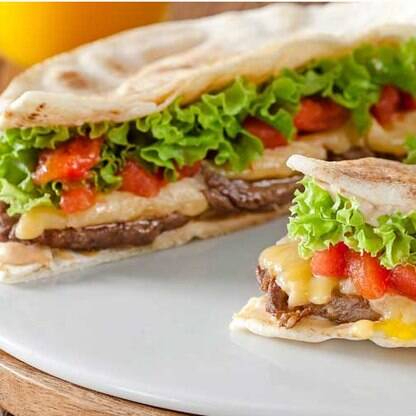 Carne Suculenta, 4 Fatias de Mussarela Derretida, Alface Fresca e Tomate No Pão Sírio Leve e Macio Que Derrete Na Boca!