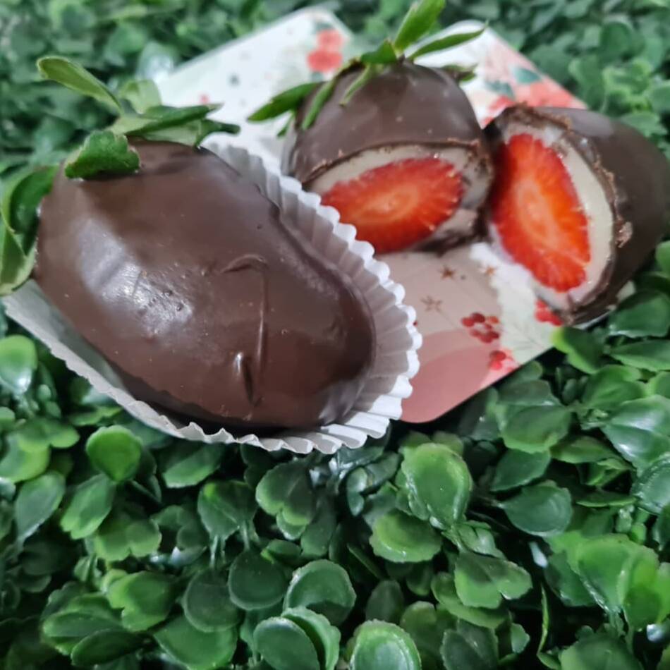 Doce feito com morango fresco coberto por brigadeiro e chocolate.
