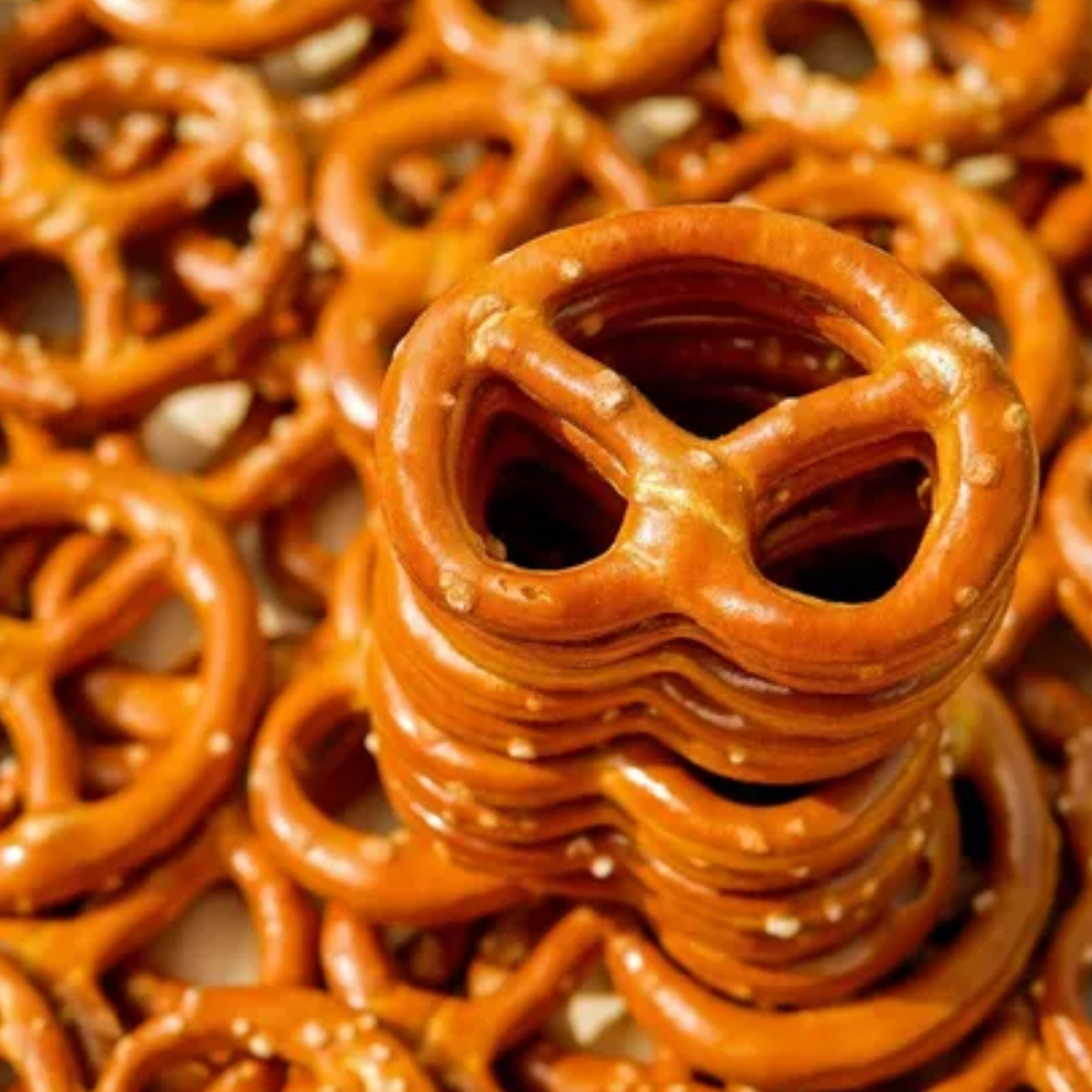 Delicioso salgadinho Snack de Mini Brezel (Mini Pretzel), crocante e salgado, excelente para acompanhar sua bebida favorita, embalagem com 200gr