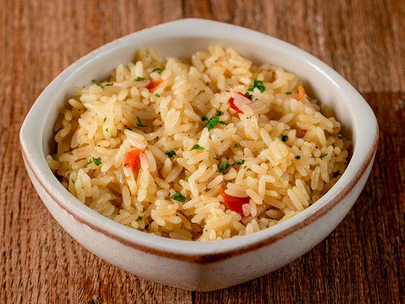 Arroz preparado com pimentão vermelho, cebola e salsinha. Porção individual.
