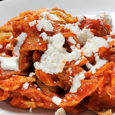 Chilaquiles rojos con Carnitas