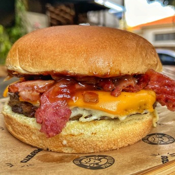 Pão brioche, hambúrguer 140g, mix de queijos cheddar e mussarela, muito bacon, cebola caramelizada e barbecue