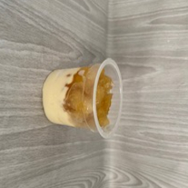 Sobremesa refrescante e saborosa com pedaços de fruta e calda especial. Uma explosão tropical