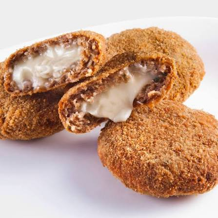 Arroz, feijão, fritas e polpetone de carne. Tamanho (P) 130g proteína