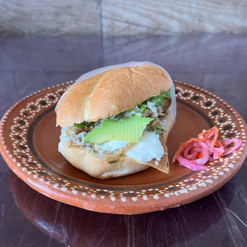 Torta de Chilaquiles con Milanesa