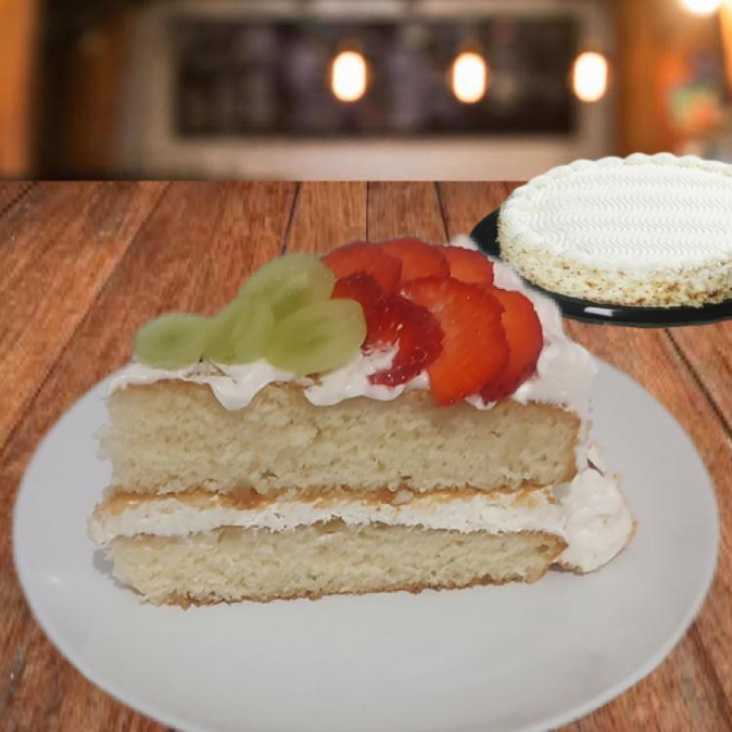 Rebanada de Pastel de Vainilla Decorado