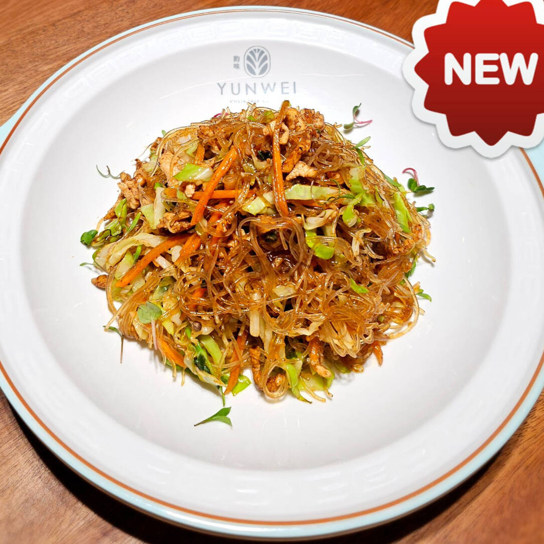 Macarrão de arroz salteado com frango, repolho, cenoura e shoyo.