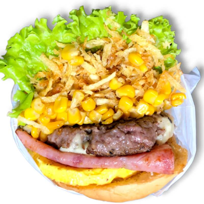 Carne Ao Ponto, Ovo no Capricho, Mussarela Derretida, Milho Doce, Batata Palha Crocante, Alface e Tomate Fresquinhos No Pão Macio Que Você Ama!