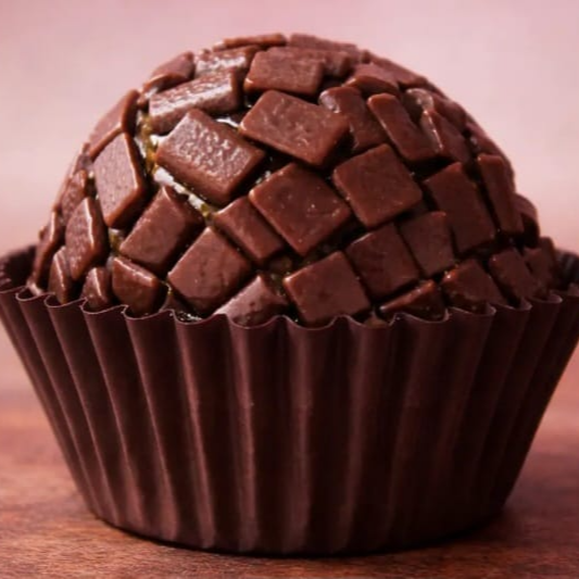 Brigadeiro enrolado em granulado de chocolate ao leite nobre. Peso 20 g