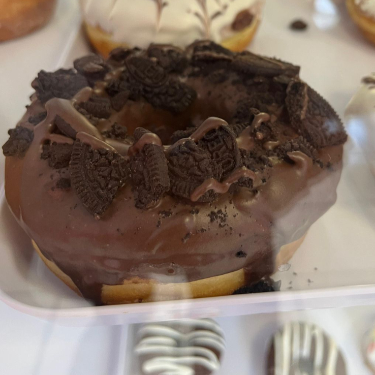 Dona de Chocolate Oscuro con Galleta OREO