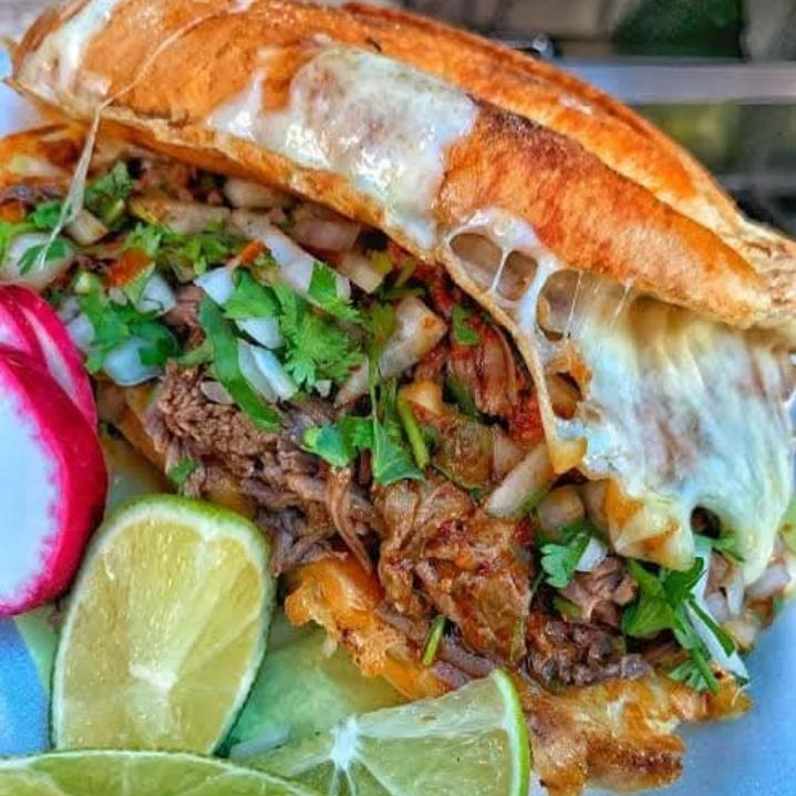 Torta de Birria + Papas + Coke o Sprite