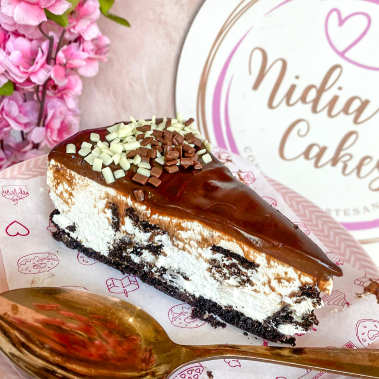 Maravilhosa essa torta de Oreo geladinha com sua base de biscoito Oreo, um perfeito mousse trufado de Oreo com delicioso ganache de chocolate que vai dar aquele toque espetacular. Quem prova pede mais. Ela congelada e um verdadeiro sorvete de Oreo perfeito. ---------------tags------------------- Torta de Oreo , Torta cookie, Torta de limao, tortas, Copo de felicidade, choco morango, copao , delicia, chocolate, galak, morango, sobremesa, doces, ferrero rocher , Ouro Branco, brownie, Kinder bueno, doce de leite, Ninho com morango,Ninho com Nutella, ofertas, desconto, entrega rapida, cupons, entrega gratis