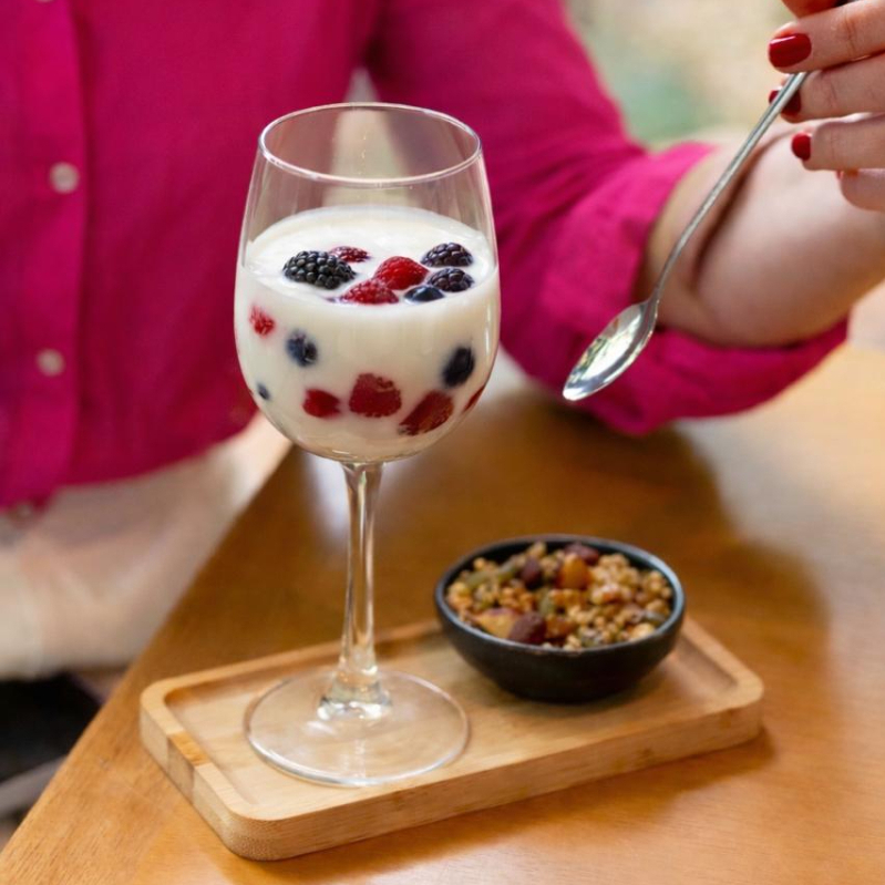 Frutas Vermelhas (amora, morango e framboesa) mergulhados em iogurte sem açúcar sem lactose com nossa granola da Ka para arrematar.