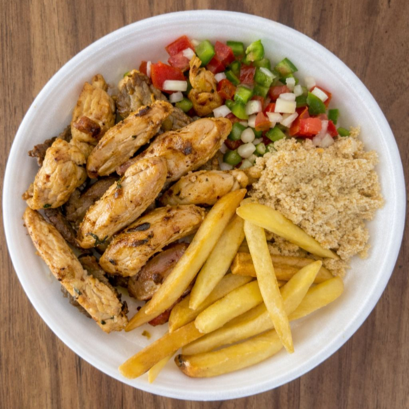 Acompanha arroz branco, feijão preto, farofa, vinagrete, batata frita e tiras de frango.