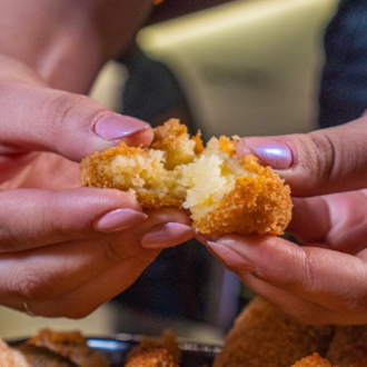 Puro queijo!!! Sem massinha! Bolinho feito com três queijos brasileiros: queijo minas padrao, queijo canastra e Catupiry; uma verdadeira pérola.