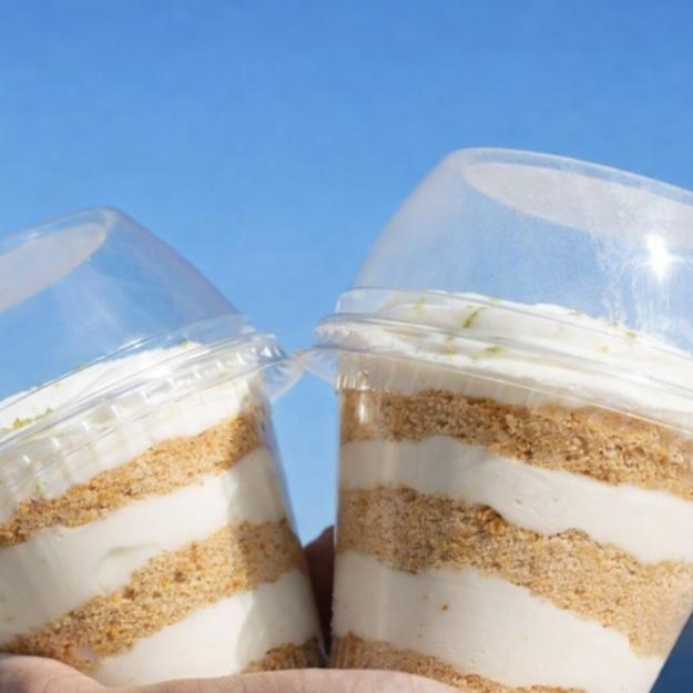 2 Torta de Limão 29 reais e 90 centavos Torta cremosa de limão com camadas de mousse aveludada, biscoito maisena tostado, chantilly leve e finalização com raspas de limão. Refrescante e irresistível.