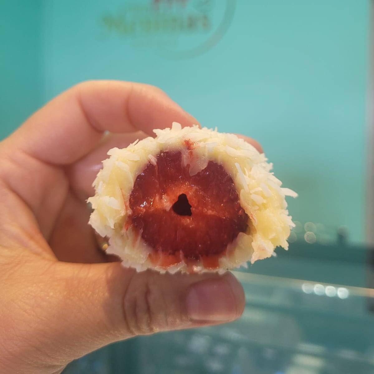 Cremosa coxinha de morango fresco envolvido por um irresistível brigadeiro de coco, finalizada com flocos de coco crocantes. --- tags --- entrega rápida, frete grátis, grátis, promoção, desconto, cupom, barato, melhor preço, preço baixo, 0,99, 0800, oferta, menor preço, combo, festa, família, evento, lanche, lanche rápido, porção, porções, combo com sobremesa, confeitaria, doceria, doces, bolos, recheado, bolo de pote, caseiro, artesanal, sobremesa, sobremesa natalina, aniversário, parabéns, presente, surpresa, gostoso, mousse, musse, pudim, afogadinho, brigadeiro, docinhos, brigadeirão, trufas, red velvet, Ninho, doce de leite, Prestígio, banoffee, Ouro Branco, Sonho de Valsa, Kinder Bueno, Ferrero Rocher, Kit Kat, Oreo, chocolate, morango, coco, leite condensado, leite Ninho, Nutella, ganache, bento cake, cascão, cone trufado, dois amores, copo da felicidade, brownie, mini, cupcake, vulcão, piscina, cheesecake, morango do amor. Aproximadamente 100g