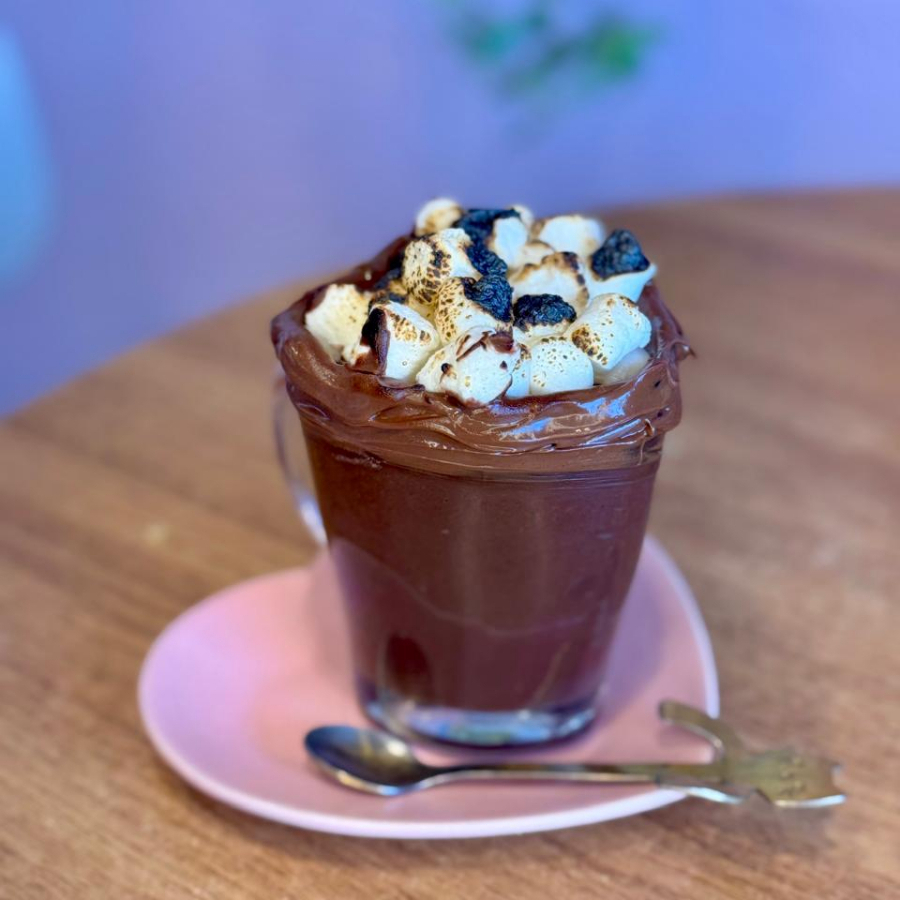 Chocolate quente super cremoso, servido com borda de Nutella®, marshmallow levemente maçaricado e muito sabor em cada gole.