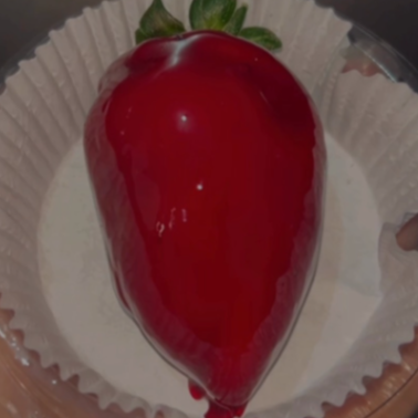 Morango com Brigadeiro de Ninho coberto com calda caramelizada