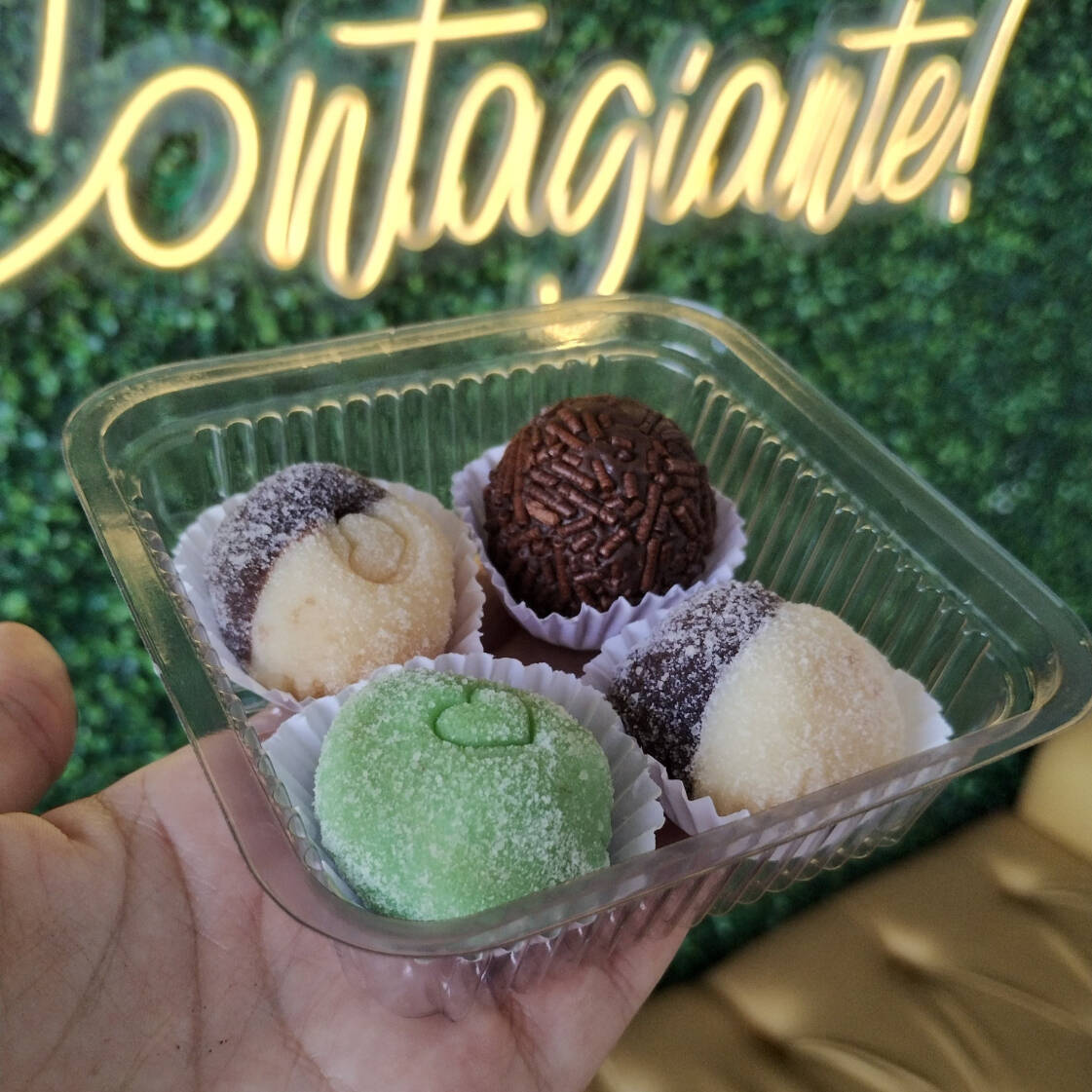 Escolha 4 docinhos entre: Brigadeiros, bem casado e surpresa de uva.