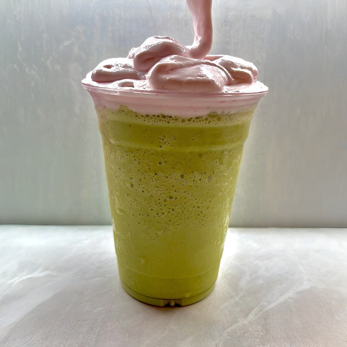 Frappé Matcha, Fresa & Arándanos