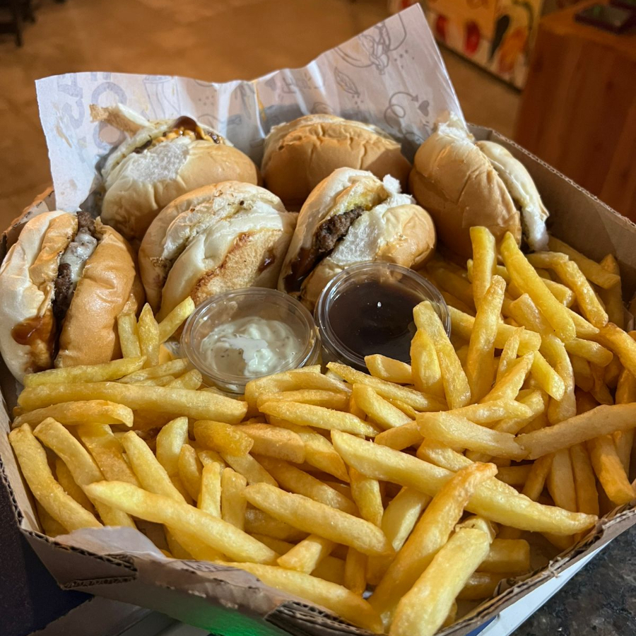 3 Hambúrguer Smash( Pão, Carne Smash Artesanal, Queijo Mussarela e Molhos ) + Porção de Batata Frita MAIOR + molho verde + Pote de Barbecue + cheddar na bandeja