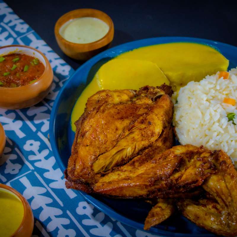 Pollada Clásica con Arroz y Papa a la Huancaína