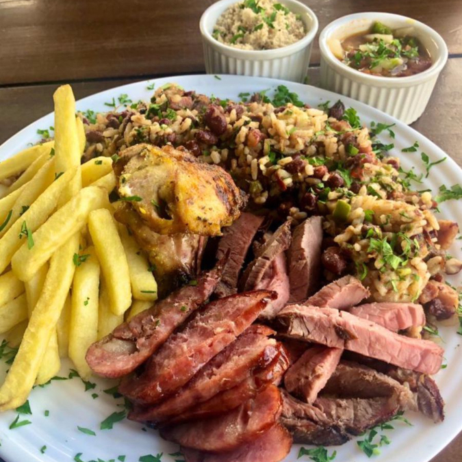 Nosso baião de 2 é preparado com arroz branco, feijão de corda (direto do nordeste), queijo coalho, carne seca e manteiga de garrafa que faz a harmonização com o sabor e temperos tradicionais que só a comida nordestina tem.