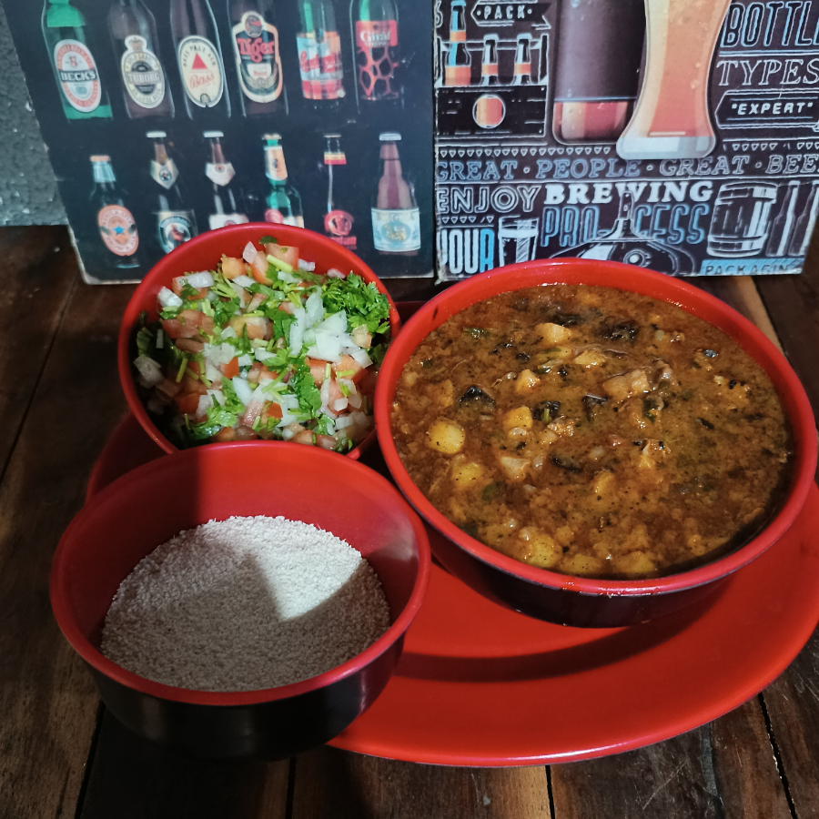 Delicioso sarapatel acompanha: farofa e vinagrete