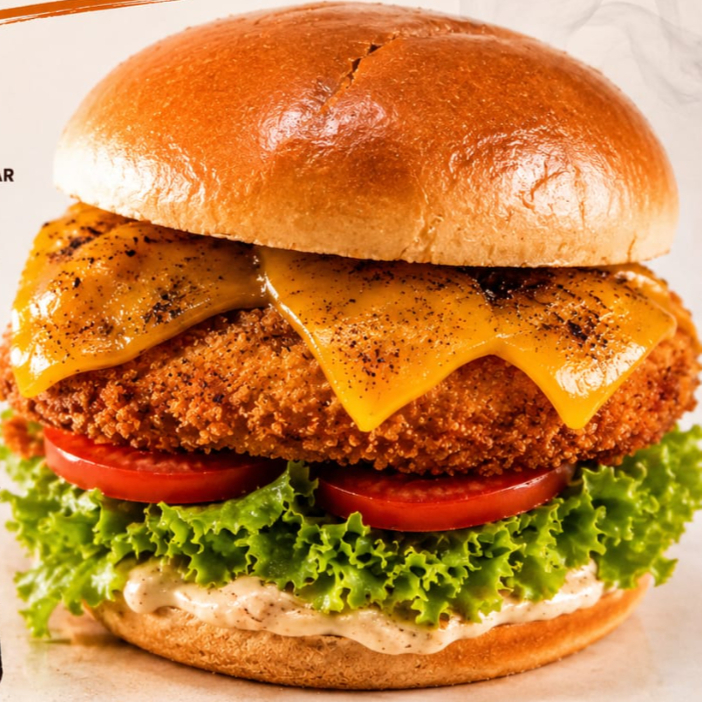 Kemuri Burger
Um burger de frango marcante e cheio de sabor, preparado com filé de sassami crispy, crocante e suculento, combinado com maionese defumada cremosa, queijo cheddar maçaricado, alface fresca e crocante, tomate selecionado e servido no macio pão de hambúrguer. Uma explosão de sabor com um toque defumado irresistível.