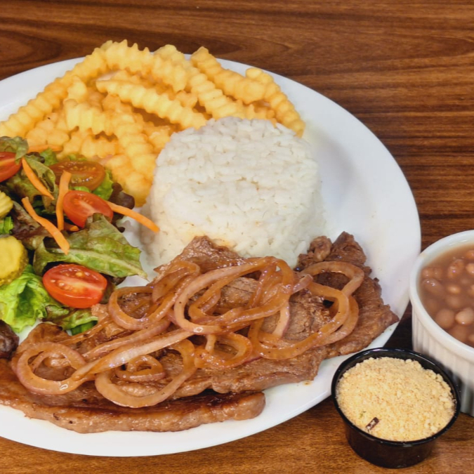 Alcatra acebolada na chapa. Arroz branco, farofa crocante com bacon, feijão branco, batata frita. Saladinha santiago (alface roxa, americana, cenoura, picles e tomate cereja). Enviamos em uma marmita com divisórias e a salada a parte, recomendamos que na hora de receber seu pedido mantenha a saco na horizontal(deitado) para evitar que o feijão, vá para as outras repartições. Enviamos guardanapo e sachê de sal em todos os pedidos c/ marmita, não acompanha molho e talher, caso queira selecionar a parte.