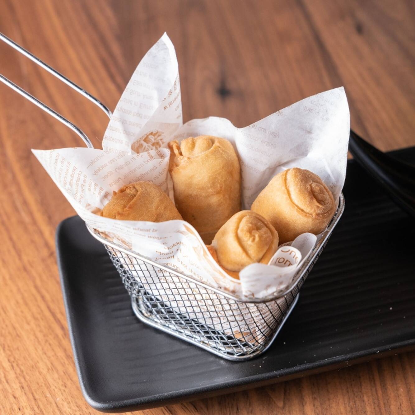 Enroladinho de queijo frito commm molho agridoce.