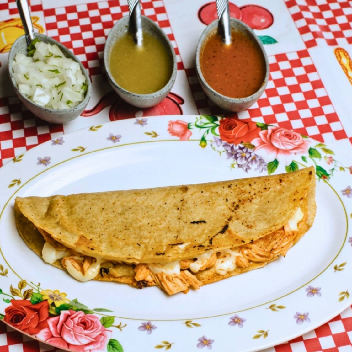 Quesadilla de Tinga de Pollo al Comal