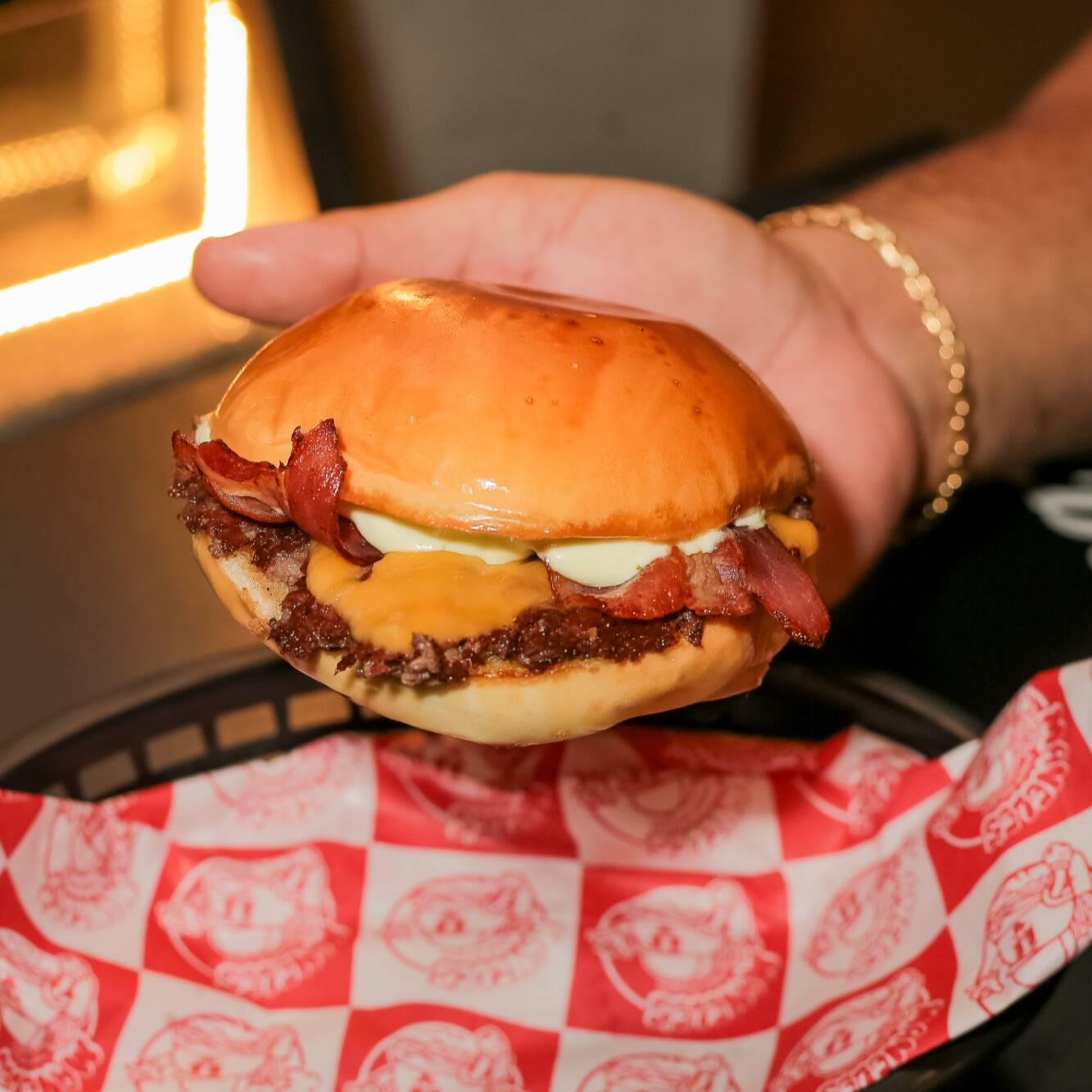 Nosso irresistível smash burger de 80g com uma crostinha dourada e deliciosa, coberto com um cremoso American Cheese e fatias de bacon crocante, é a combinação perfeita para satisfazer seu paladar.