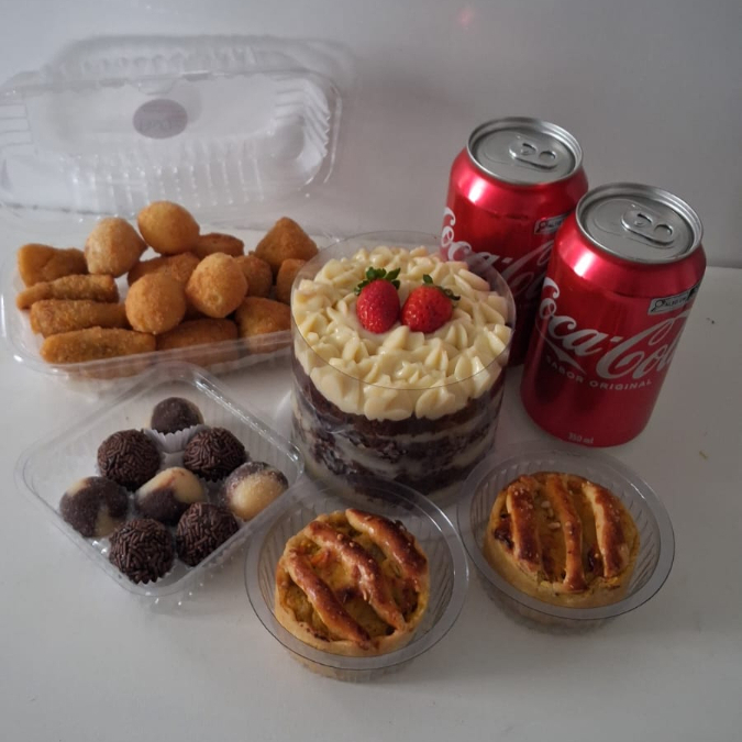 2 Cocas lt 350ml + 15 Salgados +08 Docinhos + Mini bolo 350grs+ 02 mini tortinhas salgadas+ Cartão + Descartáveis + Vela faísca