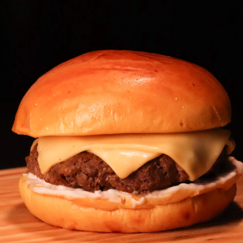 Hambúrguer 100g com Muçarela Derretida e Molho Especial da Casa. Um Clássico de Respeito Cheio de Sabor.