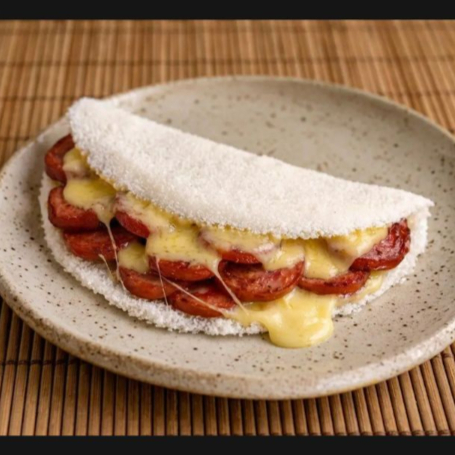 Massa de Tapioca recheada com linguiça calabresa fatiada e mussarela