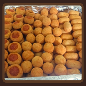 100 Salgados crocantes feitos de massa tradicional, fritos na hora de 20g... Podendo escolher 5 sabores entre: Coxinha, Kibe, Bolinha de queijo, Bolinho de calabresa, Enroladinho de salsicha, Risole e Bolinho de carne... Serve: 4 à 6 Pessoas.