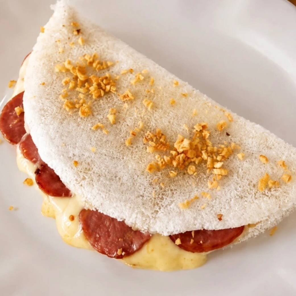 Calabresa acebolada, queijo tomate e orégano