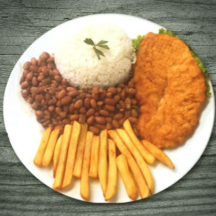 O prato acompanha arroz, feijão, farofa e complemento adicional.