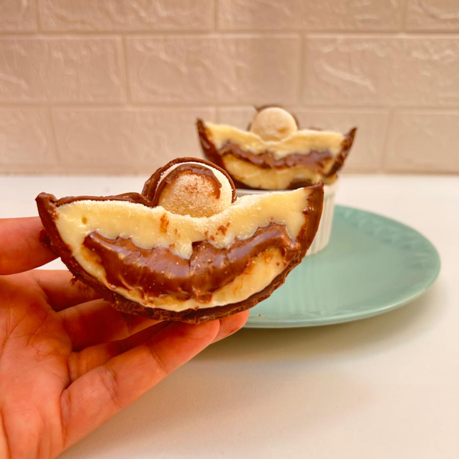 Ovo com casca de chocolate nobre blend, recheio de ninho e muita Nutella. Decorado com bolinhas de brigadeiro de Ninho.